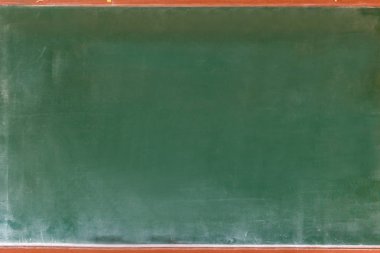 Boş yeşil tebeşir doku beyaz duvara asmak. yeşil tahta ve beyaz arka plandan çift çerçeve. arka plan, duvar kağıdı ve kopyalama alanı için görüntü. metin eklemek için fatura kartı ahşap çerçeve.