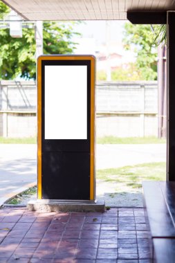 büyük boş billboard beyaz Led ekran dikey yolda şehirde olağanüstü açık havada ekran reklam metin şablonu promosyon yeni marka için yol trafiği .