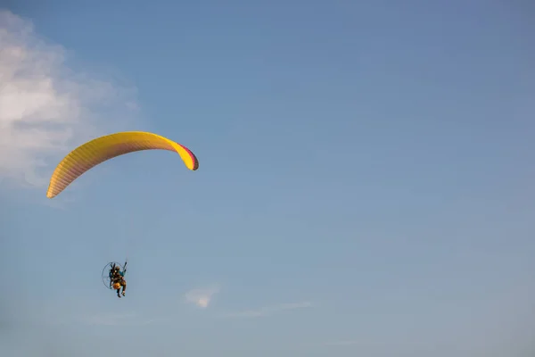 Sylwetka Paramotors Pływające Nieba Zachód Słońca Adventure Man Active Extreme — Zdjęcie stockowe