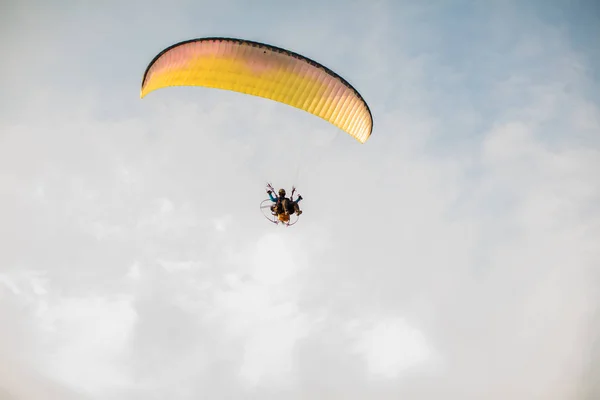 Paramotor Silueti Paramotor Planör Paraşüt Ile Gökyüzünde Uçan Gün Batımında — Stok fotoğraf