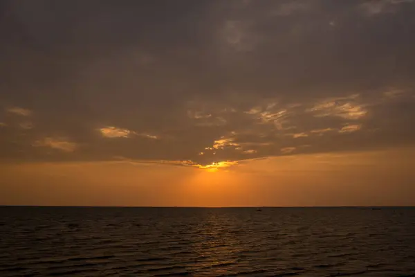 Pôr Sol Brilhante Com Grande Sol Amarelo Sob Superfície Mar — Fotografia de Stock