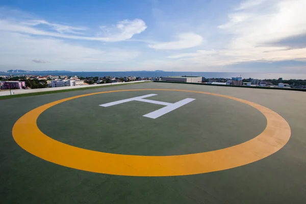 Símbolos Para Estacionamento Helicópteros Telhado Edifício Escritórios Frente Quadrada Vazia — Fotografia de Stock