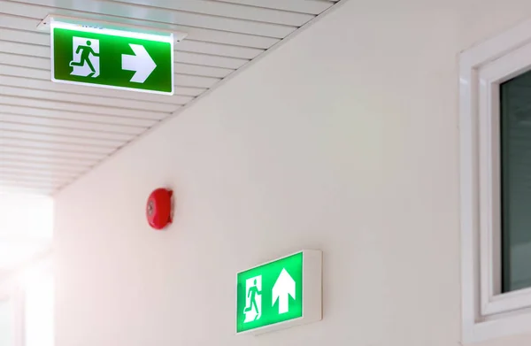 绿色紧急出口标志 指示逃生途径 建筑物内的火警出口 — 图库照片