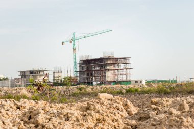 bir bina kompleksi üzerinde çalışan birçok vinç dahil olmak üzere inşaat sitesi. Şantiye, İnşaat Makinaları, fabrika