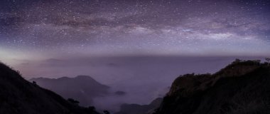 Güzel tepe dağ ile gece Samanyolu Panorama . Samanyolu ve dağlar. Geceleri dağlar ve yıldızlı gökyüzü ile Fantastik görünümü. milyonlarca Yıldız ile gece gökyüzünde galaksi Samanyolu