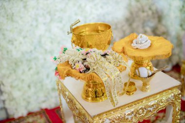 Kültürel düğün töreni için Tay düğün aksesuarı, gelin ve damat için lüks sandalye, kaide ve diğerleri ile altın tepsi. düğün nesneleri için görüntü, kopya alanı ve makale.