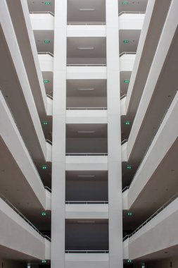 Zemin yapısının modern yapı katmanları. Simetri tabakası ile Soyut Tünel koridor yığın bina . Bir kamu konut gayrimenkul ün yüksek katlı konut kulesinin atriyumundan düşük açı görünümü .