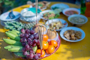 Tütsü sopa Meyve bir tencerede yandı, budizm dua
