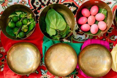 Tay nişan töreni için nişan kase. gelin fiyat seti, muz yaprağı ve çelenk tayland düğün töreninde alyans ve çiçek içeren için yapılan