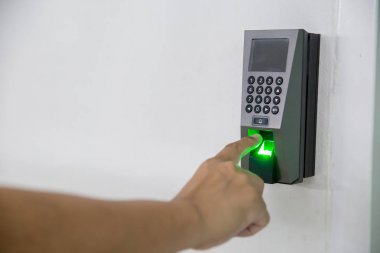 Makine Güvenlik konsepti ve güvenliği üzerinde parmak tadına varın. makine konseptinde el tarama parmağına yumuşak odak. İşadamı el tarama parmak makine, Teknoloji kavramı veya İş kavramı.
