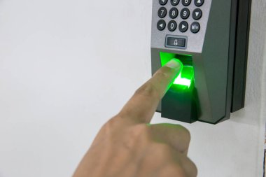 Makine Güvenlik konsepti ve güvenliği üzerinde parmak tadına varın. makine konseptinde el tarama parmağına yumuşak odak. İşadamı el tarama parmak makine, Teknoloji kavramı veya İş kavramı.