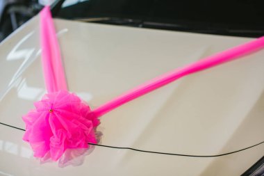 Çiçeklerle süslenmiş lüks düğün arabası.sadece evli tabela ve kanlar bağlı.