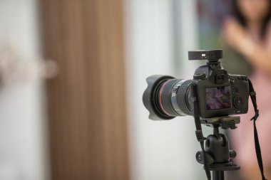 Kamera Haritayı Vizör görüntü hareket görüşme veya yayın düğün töreni yakalamak, duygu, en iyi anma günü kavramı durdurulmuş çekimde yakalamak. Video sinema dslr camera.video sinema üretim .