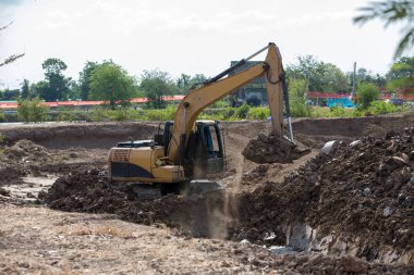 Bina makineleri: toprak ile kazıcı yükleme kamyon. Ekskavatör kum bir damperli kamyon içine yükleniyor. Ocakta çalışın. Inşaat yerinde Ekskavatör yükleme damperli kamyon.