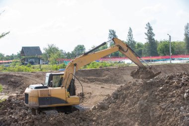 Bina makineleri: toprak ile kazıcı yükleme kamyon. Ekskavatör kum bir damperli kamyon içine yükleniyor. Ocakta çalışın. Inşaat yerinde Ekskavatör yükleme damperli kamyon.