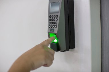 Makine Güvenlik konsepti ve güvenliği üzerinde parmak tadına varın. makine konseptinde el tarama parmağına yumuşak odak. İşadamı el tarama parmak makine, Teknoloji kavramı veya İş kavramı.