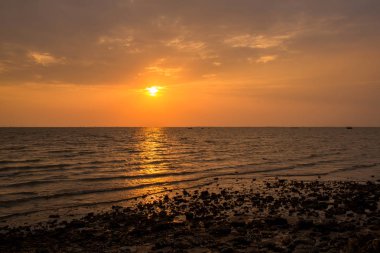 Alacakaranlık gökyüzü arka planı. Renkli gün batımı gökyüzü ve alacakaranlıktaki canlı gökyüzü. Ateşli turuncu günbatımı gökyüzü. Güzel