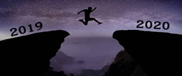 Hombre Joven Saltar Entre 2019 2020 Años Sobre Cielo Nocturno —  Fotos de Stock