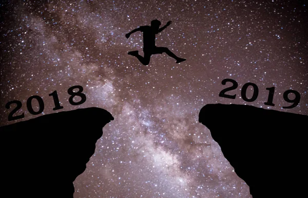 2018년과 2019년 청년이 밤하늘을 뛰어넘고 실루엣의 밤하늘을 뛰어넘습니다 2019 — 스톡 사진