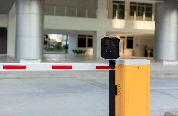 Parkautomat Sicherheitssystem Für Die Zufahrt Zum Gebäude Schrankenhaltestelle Mit Mautstelle — Stockfoto