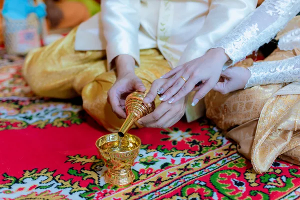 Trankopfer Thailändische Verlobung Wasser Thailändische Hochzeit Gießen Wasser Thailändische Hochzeit — Stockfoto