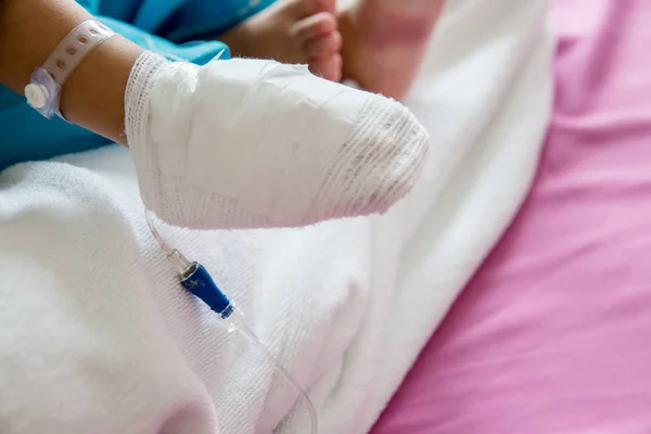 Детская Болезнь Little Baby Attaching Intravenous Tube Patient Hand Hospital — стоковое фото