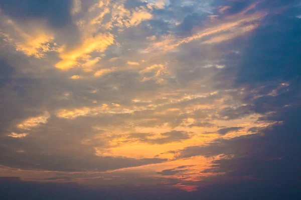 Сумерки Фоне Неба Красочное Закатное Небо Облачно Прояснениями Светлое Время — стоковое фото