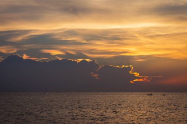 Alacakaranlık gökyüzü arka planı. Renkli gün batımı gökyüzü ve alacakaranlıktaki canlı gökyüzü. Ateşli turuncu günbatımı gökyüzü. Güzel