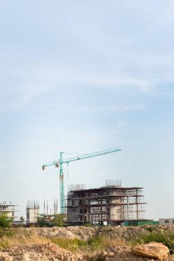 bir bina kompleksi üzerinde çalışan birçok vinç dahil olmak üzere inşaat sitesi. Şantiye, İnşaat Makinaları, fabrika