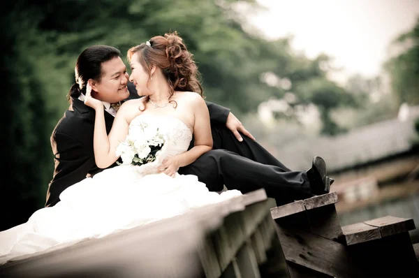 Casamento Casal Desfrutando Momentos Românticos Fora Verão Noiva Feliz Noivo — Fotografia de Stock