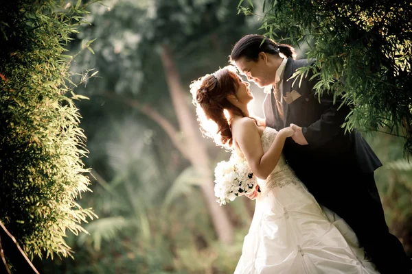 Svatební Dvojice Vychutnávají Romantické Chvíle Létě Šťastná Nevěsta Ženich Svatbě — Stock fotografie