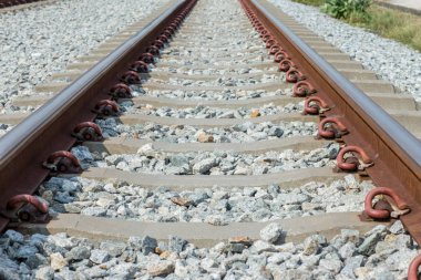 Demiryolu pistinden perspektif hattı ile raylı çapa, raylı bağlantı yakın. Güvenlik taşımacılığı. Trafik sıkışmasından kaçının. Yeşil ev etkisini azaltmak için toplu taşıma. Enerji ve yakıt tasarrufu.