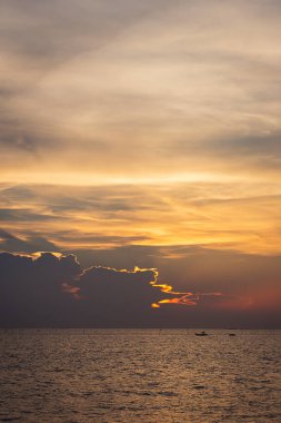 Deniz yüzeyinin altında büyük sarı güneş ile parlak gün batımı. denizde gündoğumu. Denizin üzerinde güzel bir gün batımı. Sahilde tropikal günbatımı.