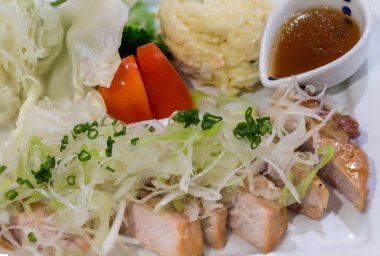 Çatal ile rustik plaka üzerinde yeşil yaprakları salata ile dilim domuz kavrulmuş Tayland tarzı. charcoalhaşlanmış domuz yaka Grill domuz Tay tarzı gıda