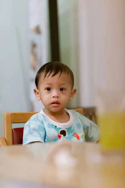 Retrato Niño Feliz Silla Alta Niño Sentado Mesa Vacía Concepto — Foto de Stock