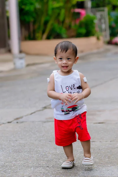 Ένα Μικρό Αγοράκι Που Περπατάει Στο Δρόμο Μωρό Περπατά Κατά — Φωτογραφία Αρχείου