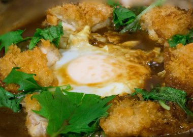 Miso çorbası yumurta ile kızarmış tavuk sıcak taş kase, Japon gıda hizmet vermektedir. arka plan, duvar kağıdı ve kopya alanı için görüntü