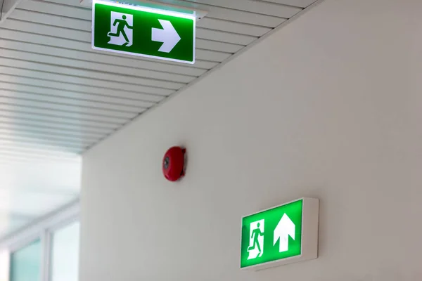 绿色紧急出口标志 指示逃生途径 建筑物内的火警出口 — 图库照片