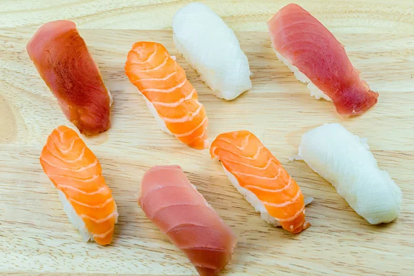 Čerstvé Lososové Sushi Losos Maki Japonská Restaurace Sushi Talíři Sushi — Stock fotografie