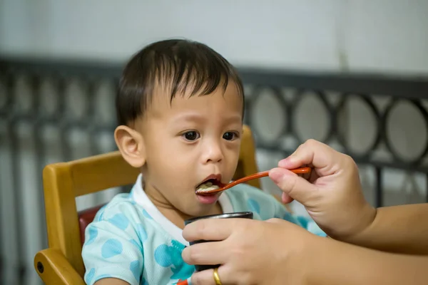 Madre Alimentando Bebé Con Cuchara Madre Dando Comida Saludable Adorable — Foto de Stock