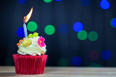 Tek mavi mumlu doğum günü keki. Sarı krema ve kalp aşk sevgililer.krem peynir frosting ve Renkli Çiçek ile yeşil taç cupcakes ile Cupcake. Güzel ve lezzetli cupcake.