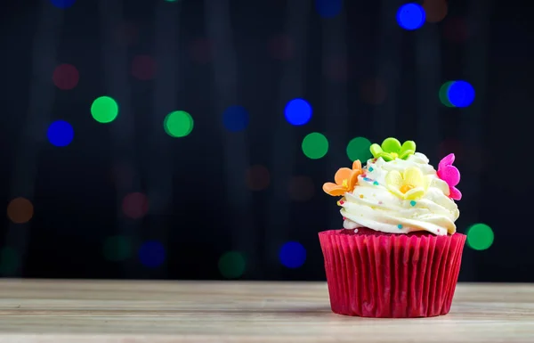 Födelsedag Cupcake Med Ett Enda Blått Ljus Cupcake Med Gul — Stockfoto