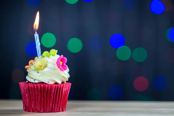 Urodzinowa Ciastko Pojedynczą Niebieską Świecą Cupcake Żółtym Śmietany Serce Dla — Zdjęcie stockowe