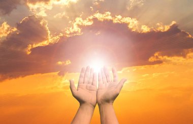 Eucharist Terapi Tanrı Tövbe Katolik Paskalya Lent Mind Pray Yardım korusun. Hıristiyan İnsan elleri ibadet umudunu avuçiçine açar. İsa dua ediyor. İnsan elleri avuç içi açık. Gün batımında saygı ve dua.