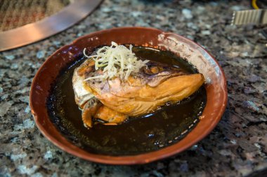 apanese gıda kavramı. Somon kafası Japon tarzıtatlı sos ve sebze ile buğulanmış. Somon kabutoni buğulanmış, Japon gıda tarzı. Somon kafası sebze ile soya sosu nda haşlanmış. 