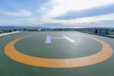 Bir ofis binasının çatısına helikopter park için semboller. Şehir silüetinin boş kare silüeti. Bir offshore kurulum platformu üzerinde offshore helikopter park yeri.