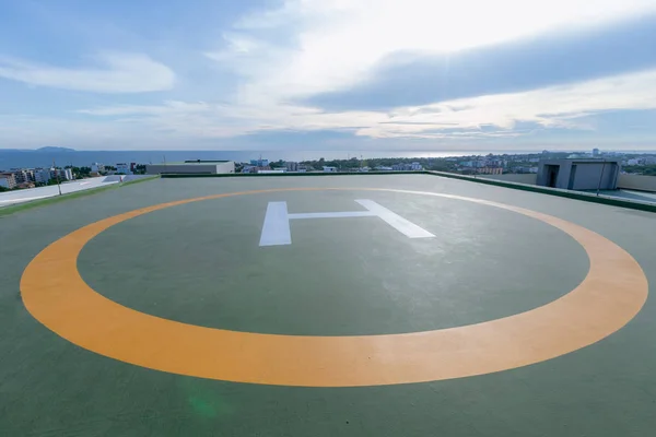 Symbole Für Helikopterparkplätze Auf Dem Dach Eines Bürogebäudes Leerer Platz — Stockfoto