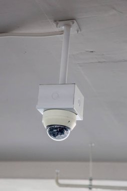 Güvenlik Cctv kamera gözetleme sistemi ev veya mağaza otopark . Bulanık bir gece şehir scape arka plan. Bir duvarda Modern Cctv kamera. Güvenlik ömrü veya varlık için ekipman sistemi hizmeti.