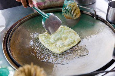 Roti yapımı, Roti yapımı un. Roti yapımı yağlı. Geleneksel Hint sokak yemekleri. Tayland usulü gözleme, muz ve yumurta. Tayland sokak yemekleri ve tatlıları. Roti aperatifi