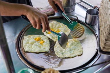 Roti yapımı, Roti yapımı un. Roti yapımı yağlı. Geleneksel Hint sokak yemekleri. Tayland usulü gözleme, muz ve yumurta. Tayland sokak yemekleri ve tatlıları. Roti aperatifi